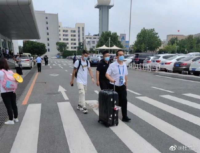 年夜治（乔任梁 饰）概况看来只是一个普通无奇的少年，实在际身份倒是暗藏在布衣当中的奸细刑警。孟晓玲（陈静 饰）自幼和年夜治一同发展在孤儿院中，成年以后，穷苦悲凉的曩昔令孟晓玲对金钱有着超出凡人的巴望和执着，她蛊惑了土豪杜豪金（白凯南 饰），两人前去意年夜利年夜买特买，此举却吸引了一帮犯法份子，他们诡计以杜晓玲为缺口，夺走杜豪金的所有财富。 富豪李正华（任达华 饰）一向以来都和国际刑警合作无间，这一次，他买下了孟晓玲想要获得的世博老街，以吸引犯法份子们的注重。与此同时，大族令媛菲菲（张馨予 饰）为了证实本身的能力，亦暗藏在杜豪金的身旁，由于接连的不测和危险和年夜治结缘。